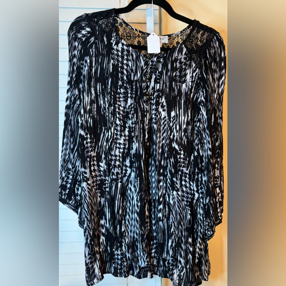 Avenue Black & White Blouse with Embroidery- Size 18/20